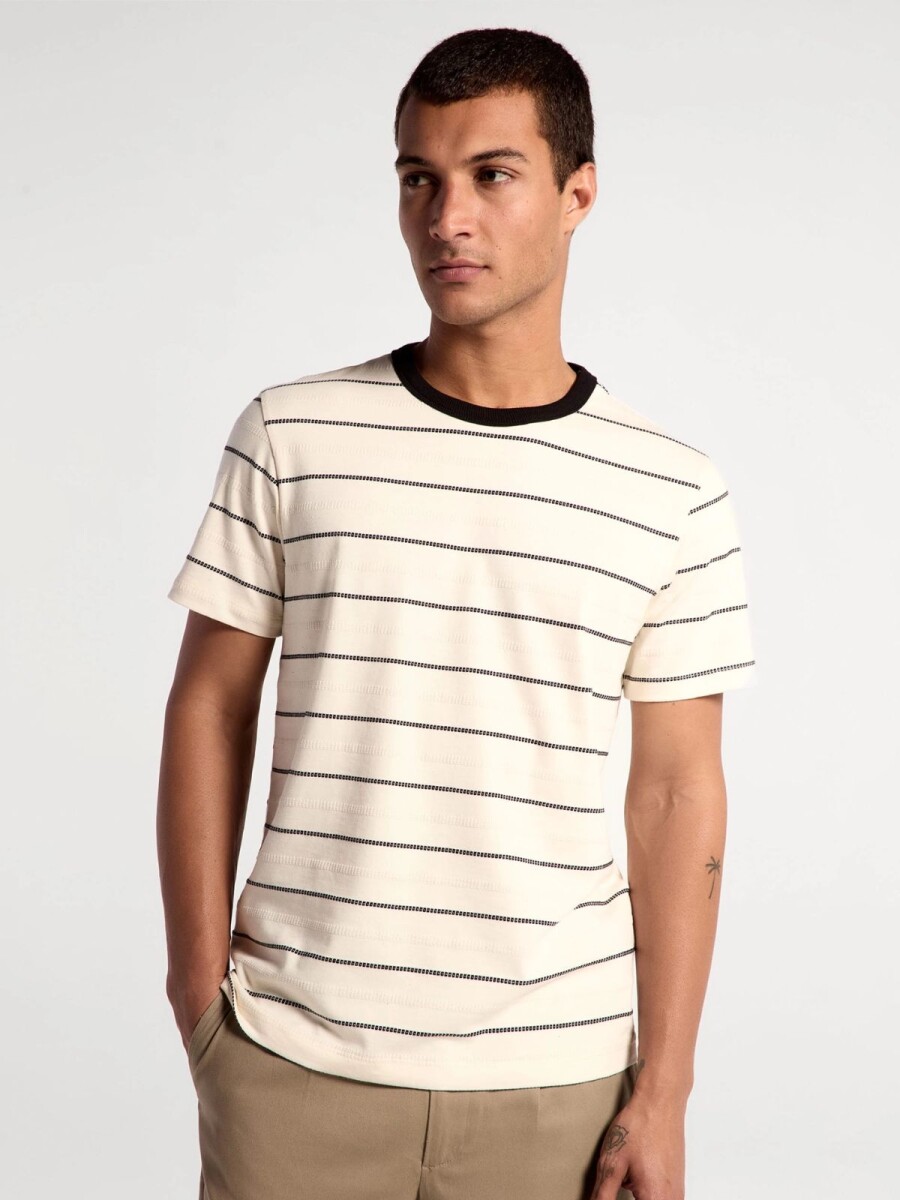 CAMISETA A RAYAS MODELO REGULAR - BEIGE 