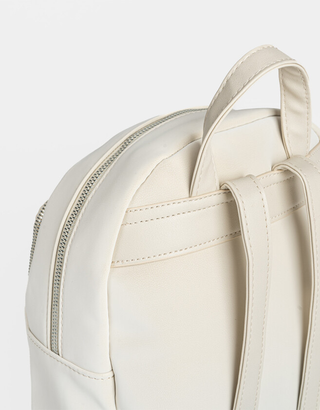 Mochilas Urbanas Mochila De Cuerina Con Charm - Blanco Crudo
