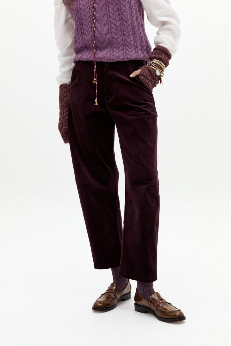 Pantalón Ambar en Corduroy Berenjena