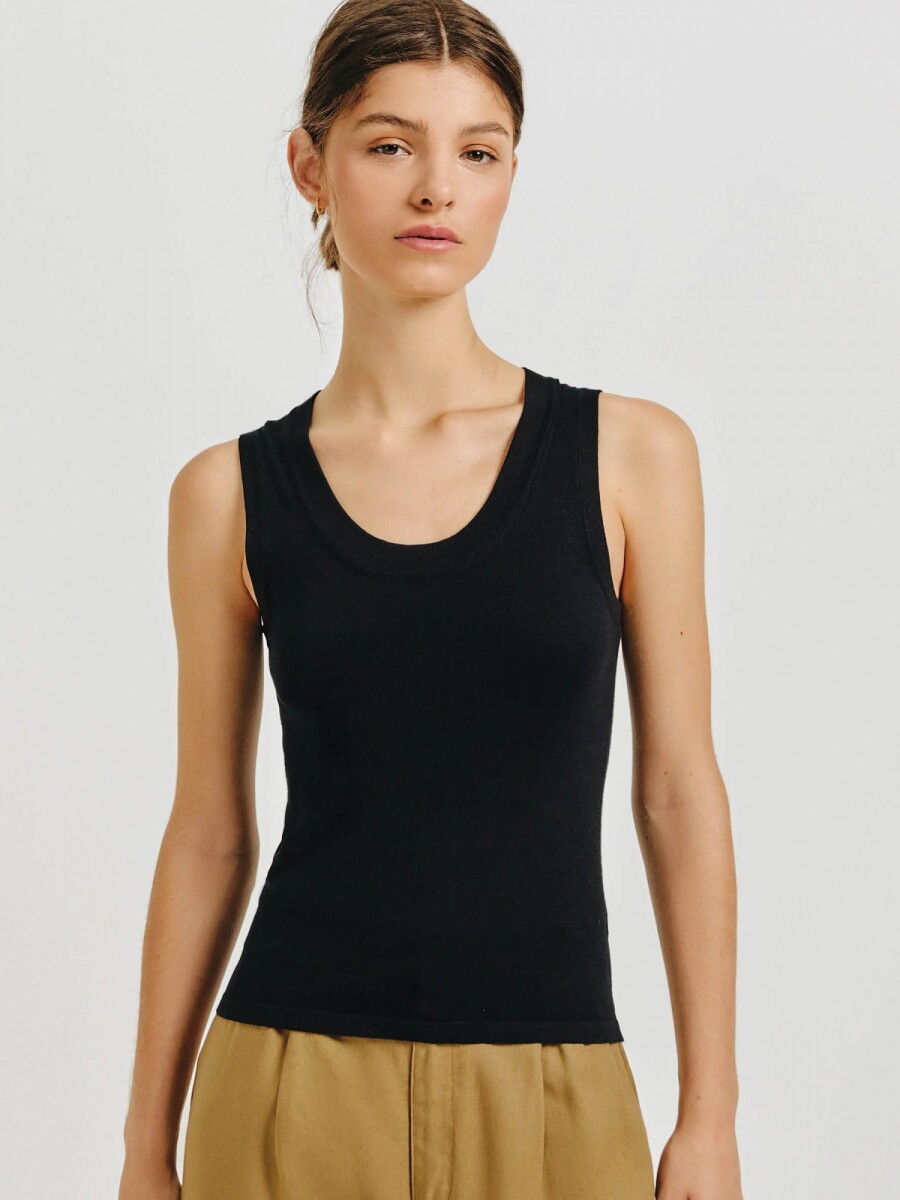 MUSCULOSA SLIM CUELLO EN U - NEGRO 