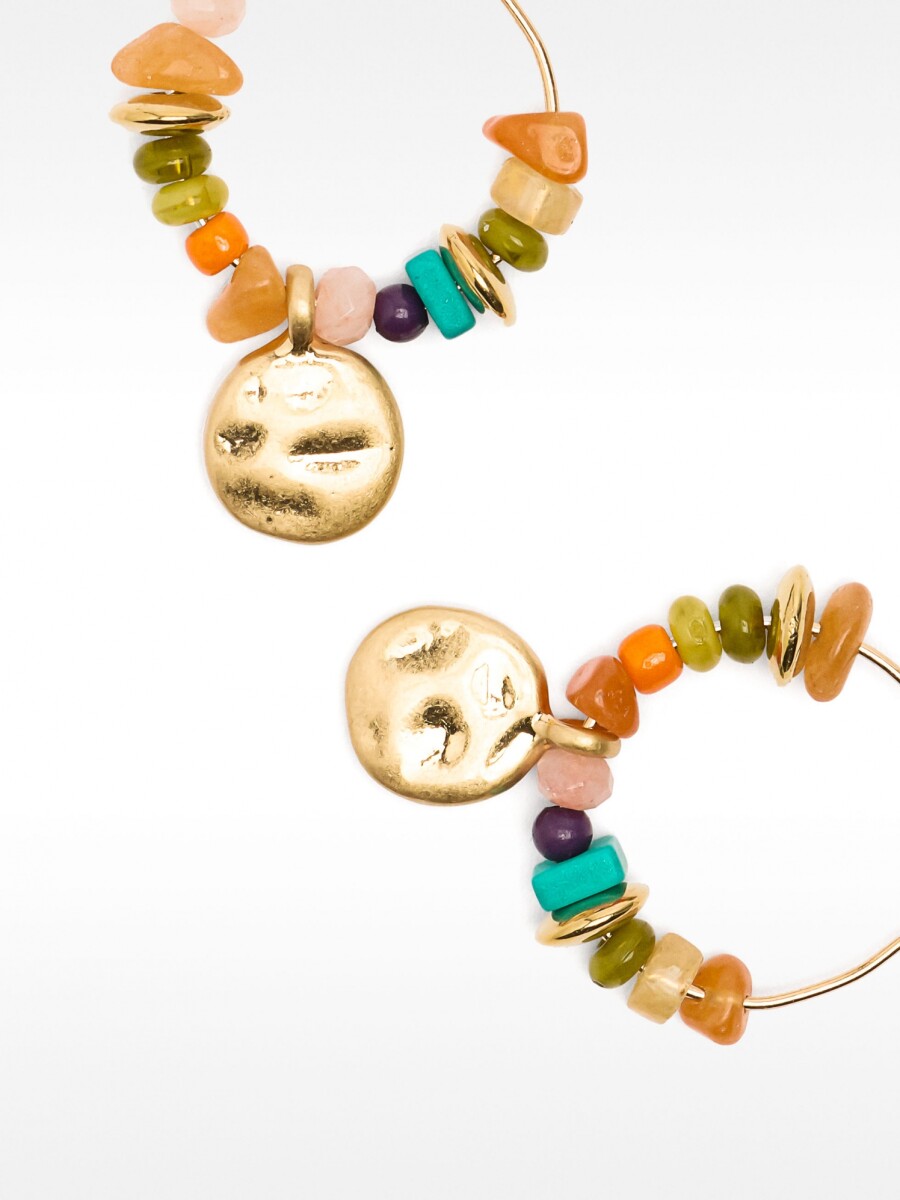 Pendientes De Aro Con Piedras Y Medalla multicolor
