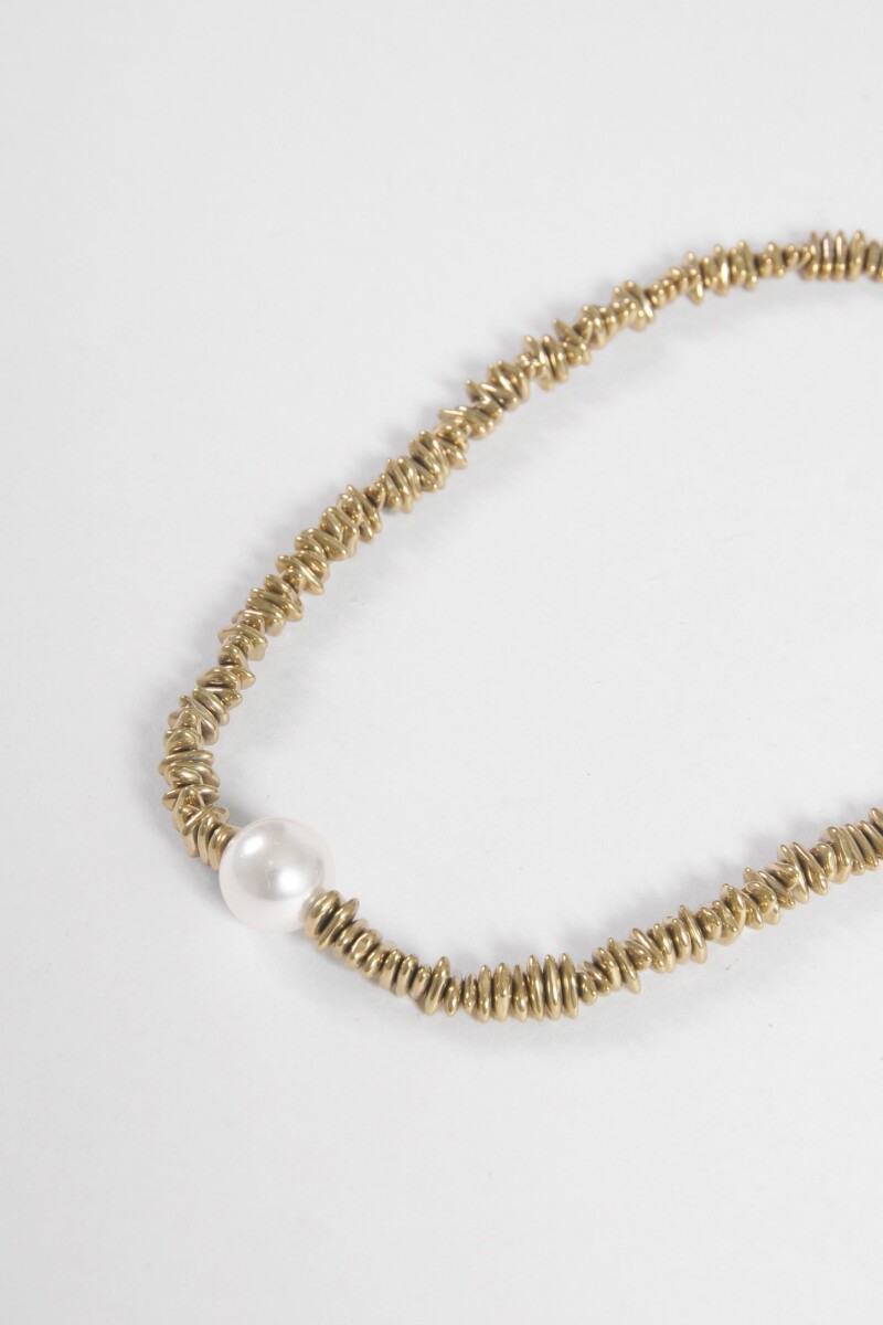 Collar cuentas metálicas dorado