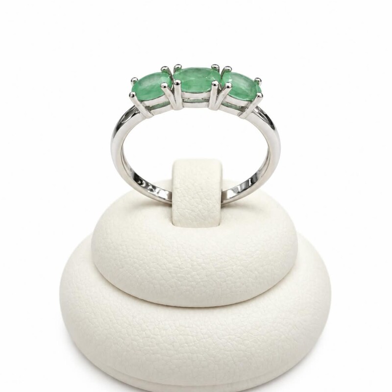Anillo con tres Esmeraldas al centro Anillo con tres Esmeraldas al centro