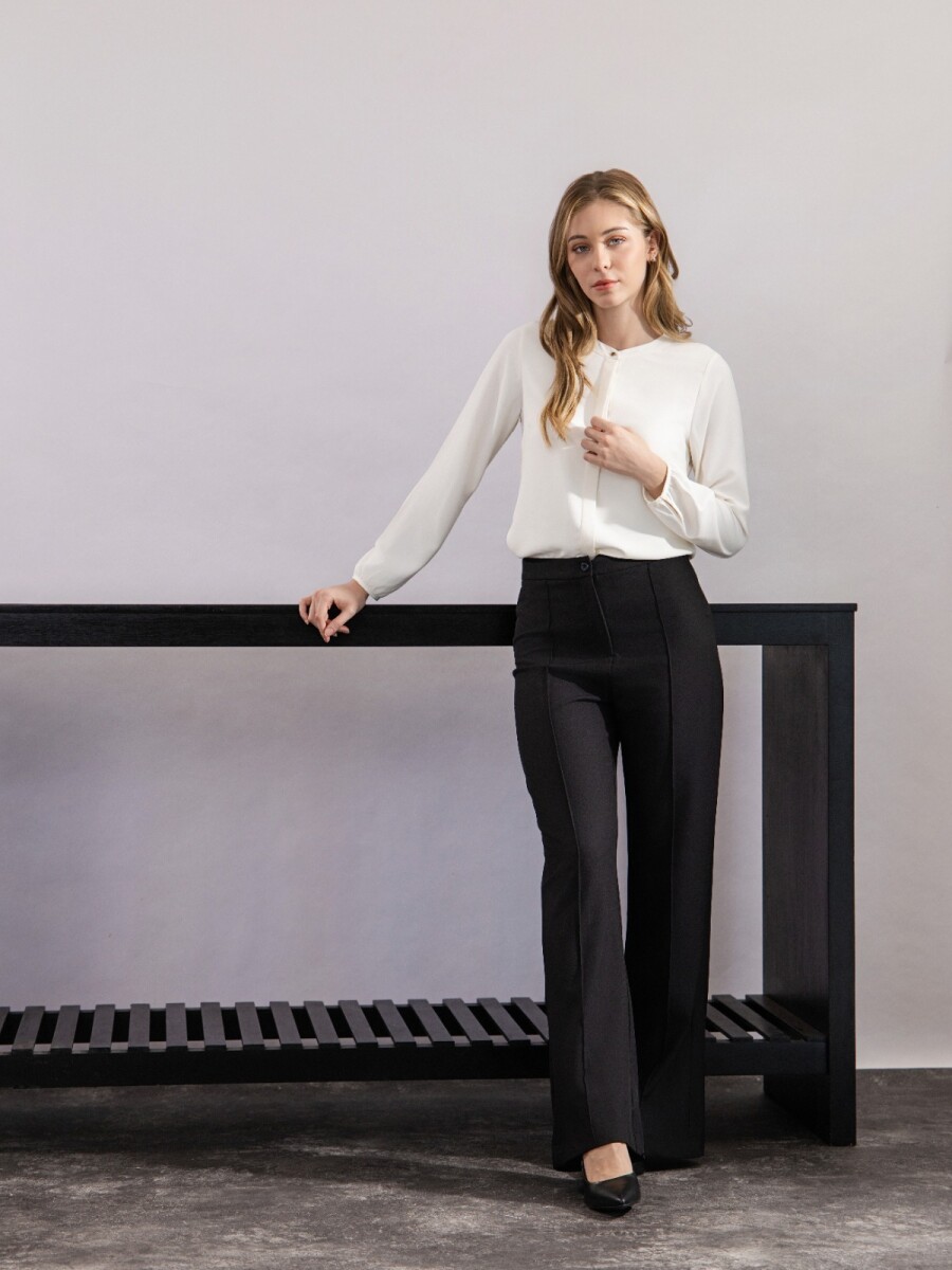 Pantalón de Boot Cut. 