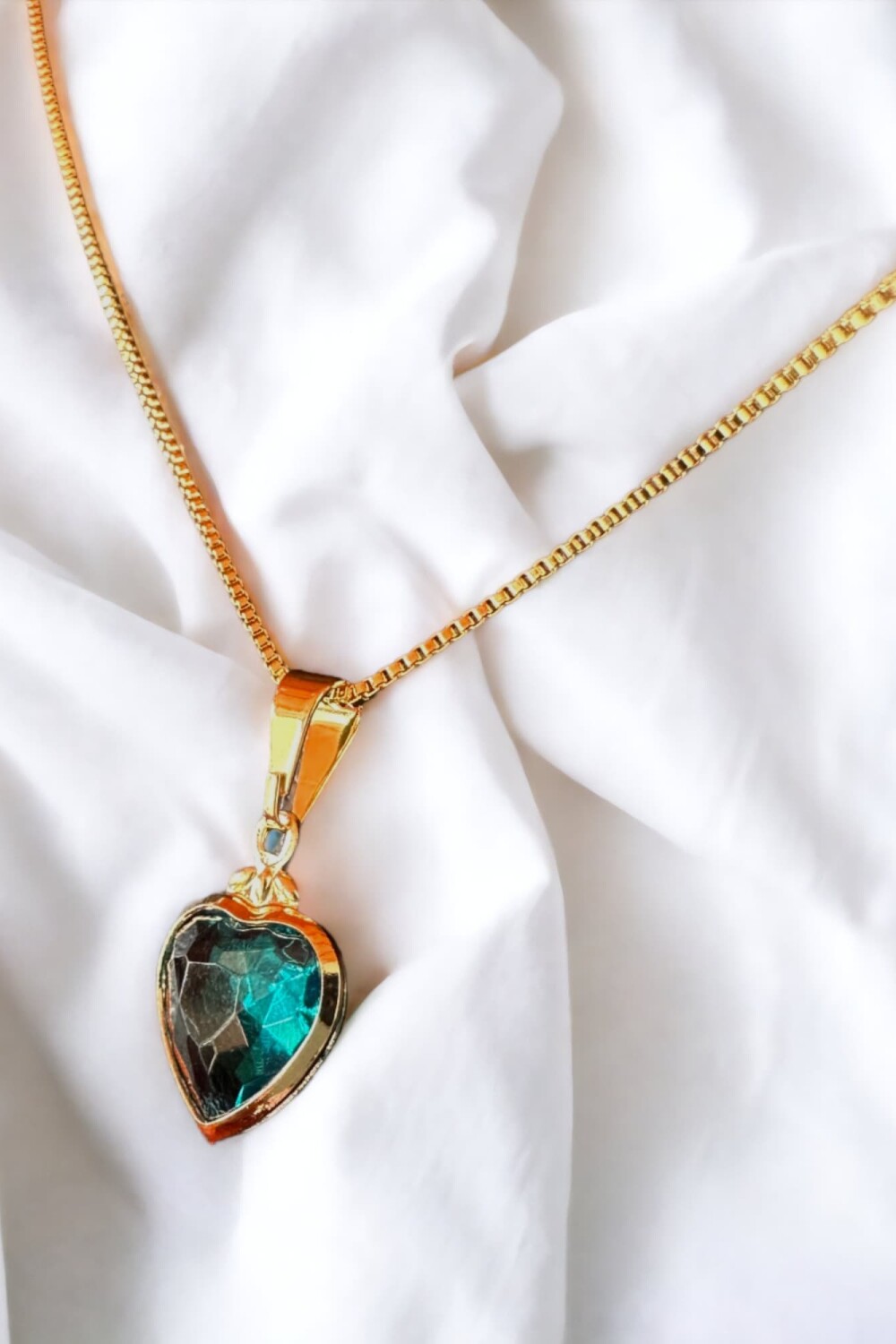Cadena con corazon verde Cadena con corazon verde