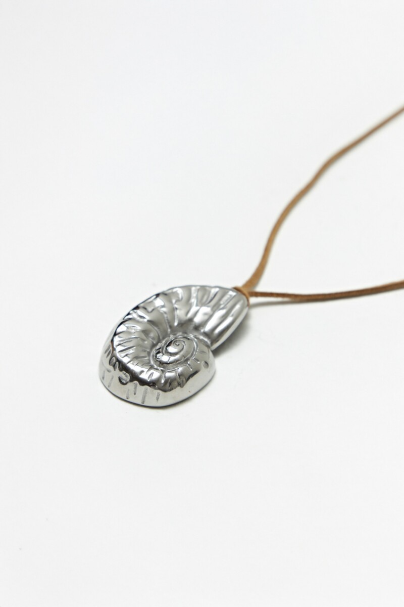 Collar con cordón y dije caracol en acero plateado