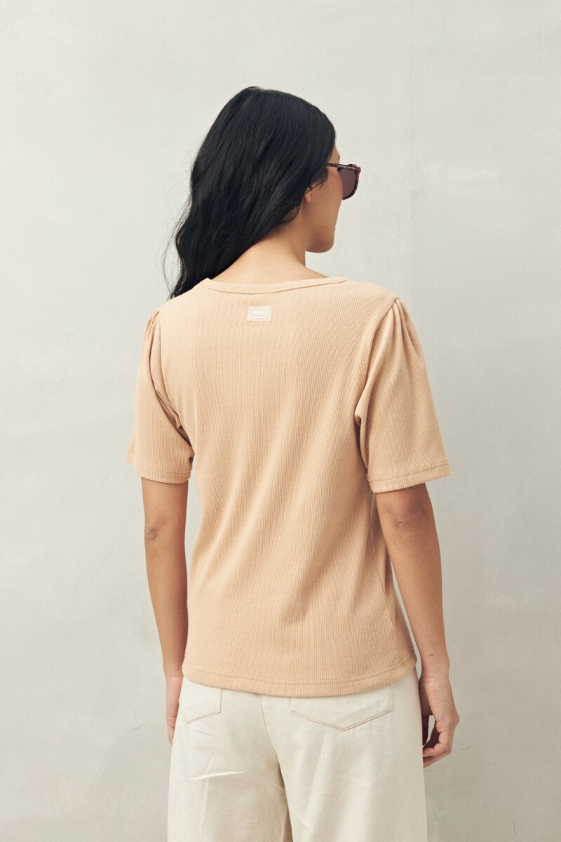 REMERA CARLO Caramelo