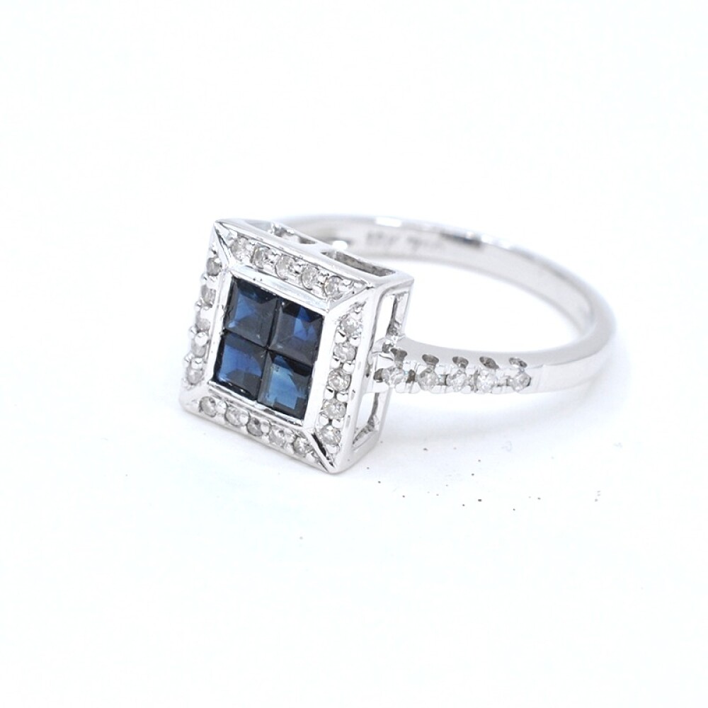 Anillo en oro 18k con zafiros carré y brillantes Anillo en oro 18k con zafiros carré y brillantes