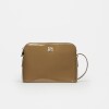 Bandolera Dyna En Efecto Cuero Charol Taupe