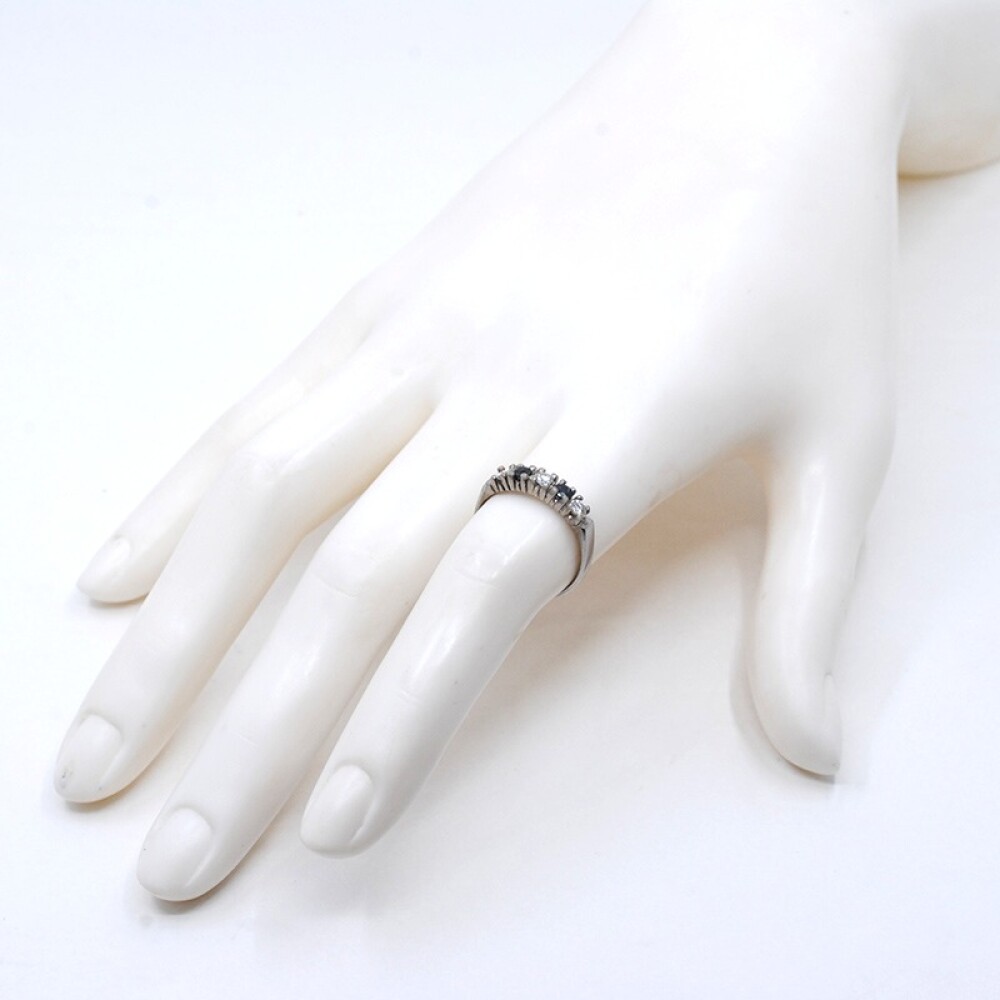 Anillo en oro 18k blanco brillantes y zafiros. Anillo en oro 18k blanco brillantes y zafiros.