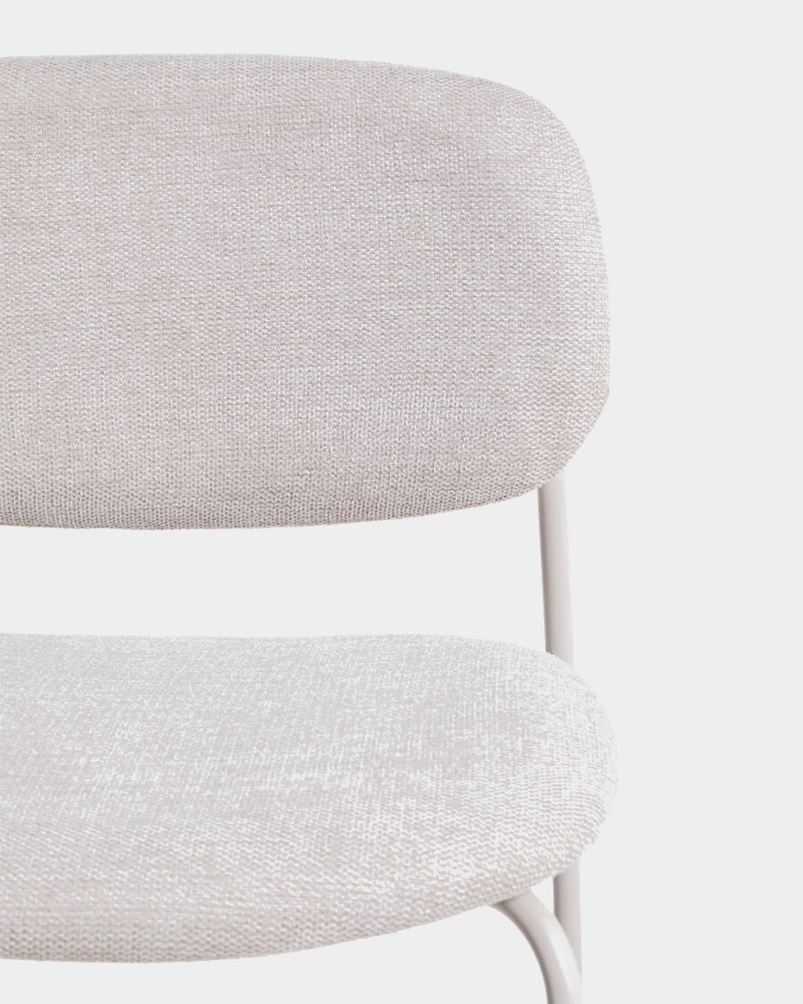 Taburete apilable Meli de chenilla beige y patas de metal beige 65 cm Taburete apilable Meli de chenilla beige y patas de metal beige 65 cm