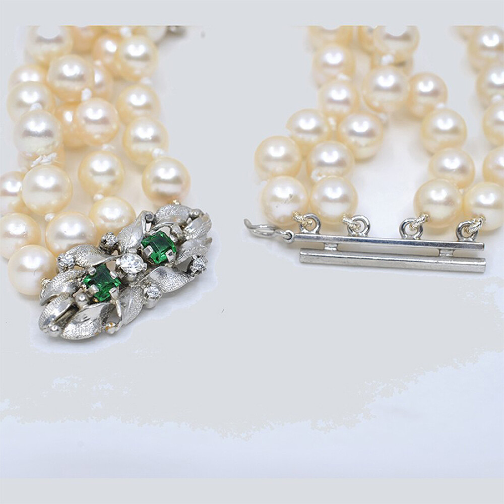 Pulsera Perlas De Cultivo Con Broche En Oro Blanco, Brillantes Y Esmeraldas Pulsera Perlas De Cultivo Con Broche En Oro Blanco, Brillantes Y Esmeraldas