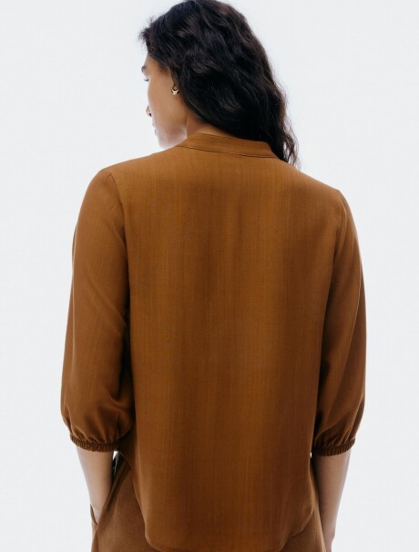 BLUSA ESCOTE V CON BOTONES MARRÓN