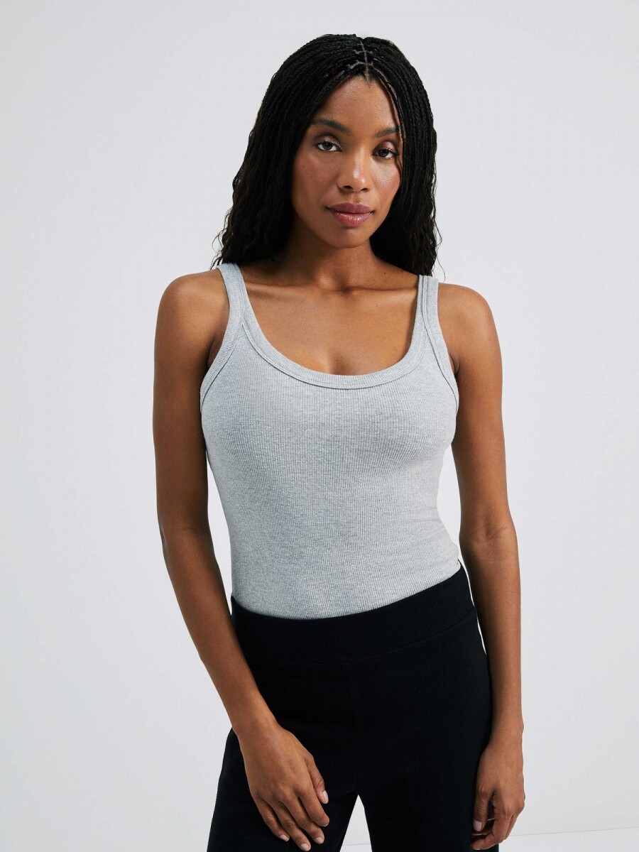 MUSCULOSA BÁSICA EN TELA ACANALADA - GRIS 