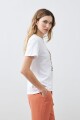 Remera con estampa y bordado floral blanco