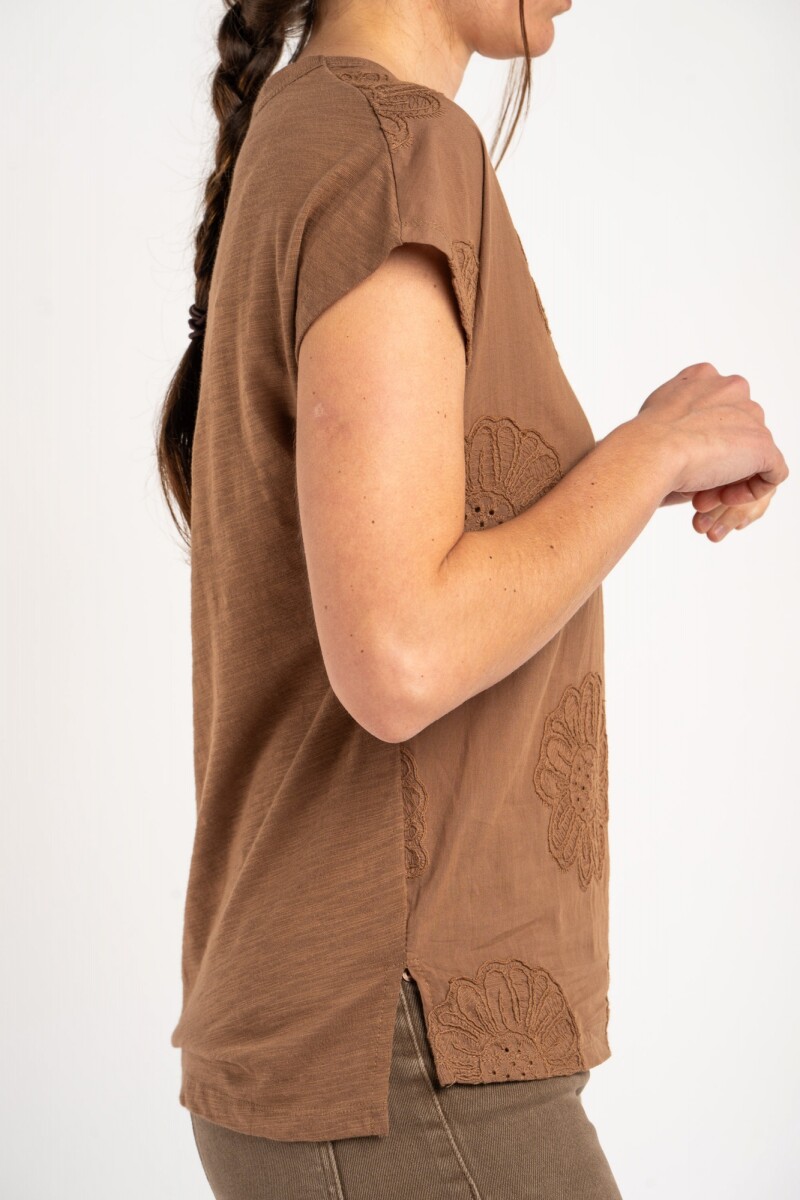 Remera Bordada Alodón Flame Mocha