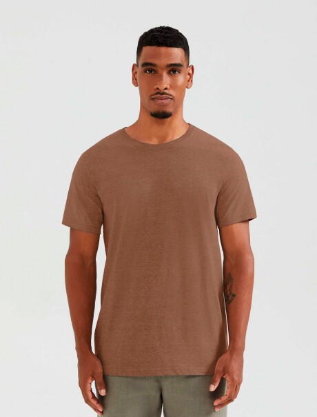 CAMISETA BÁSICA UNISSEX REGULAR WORLD MARRÓN