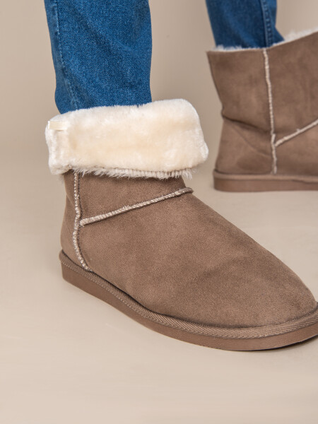 bota con corderito Marrón
