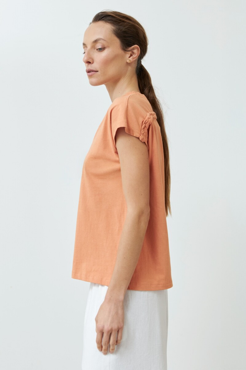 Remera con detalle trenza durazno