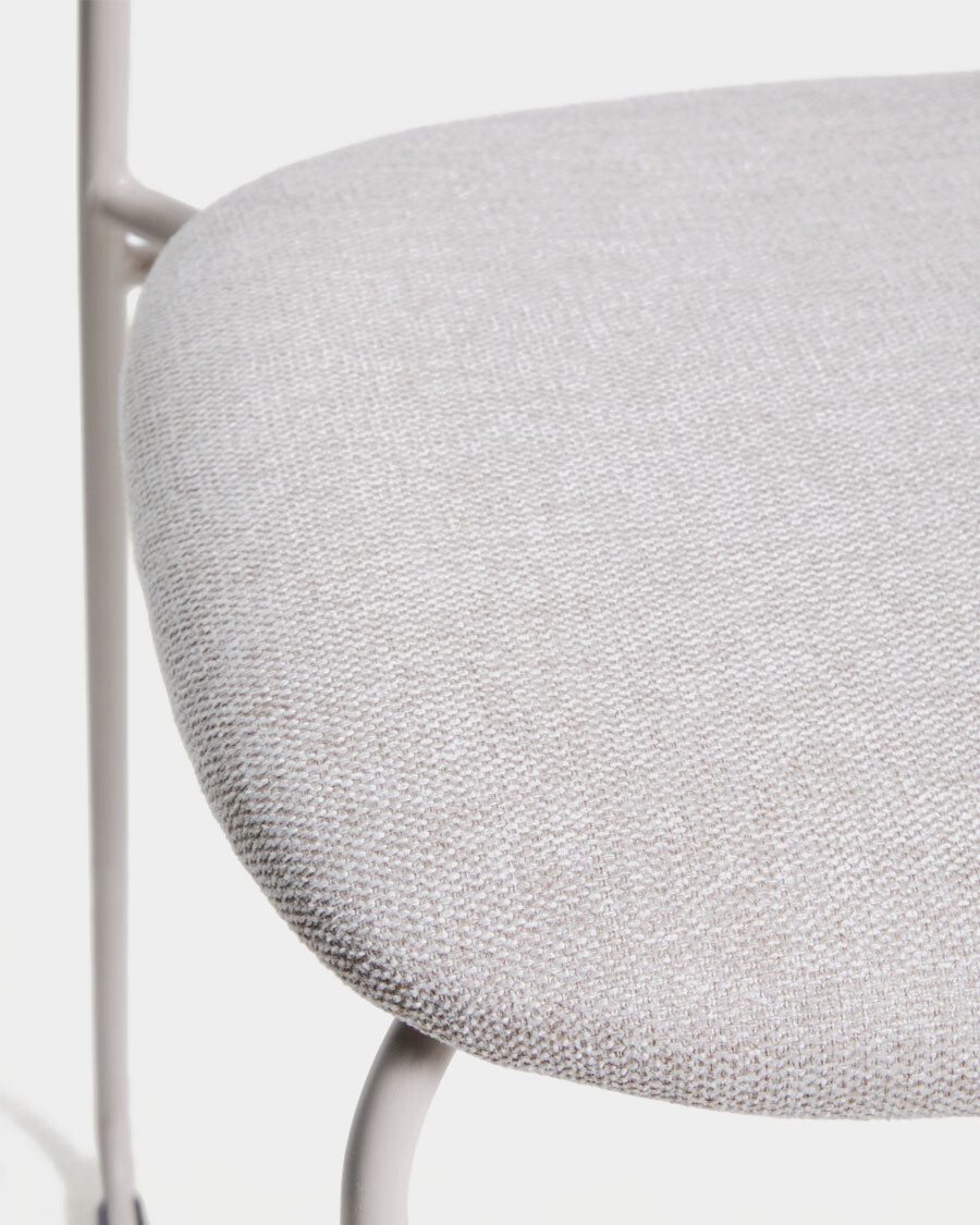 Taburete apilable Meli de chenilla beige y patas de metal beige 65 cm Taburete apilable Meli de chenilla beige y patas de metal beige 65 cm