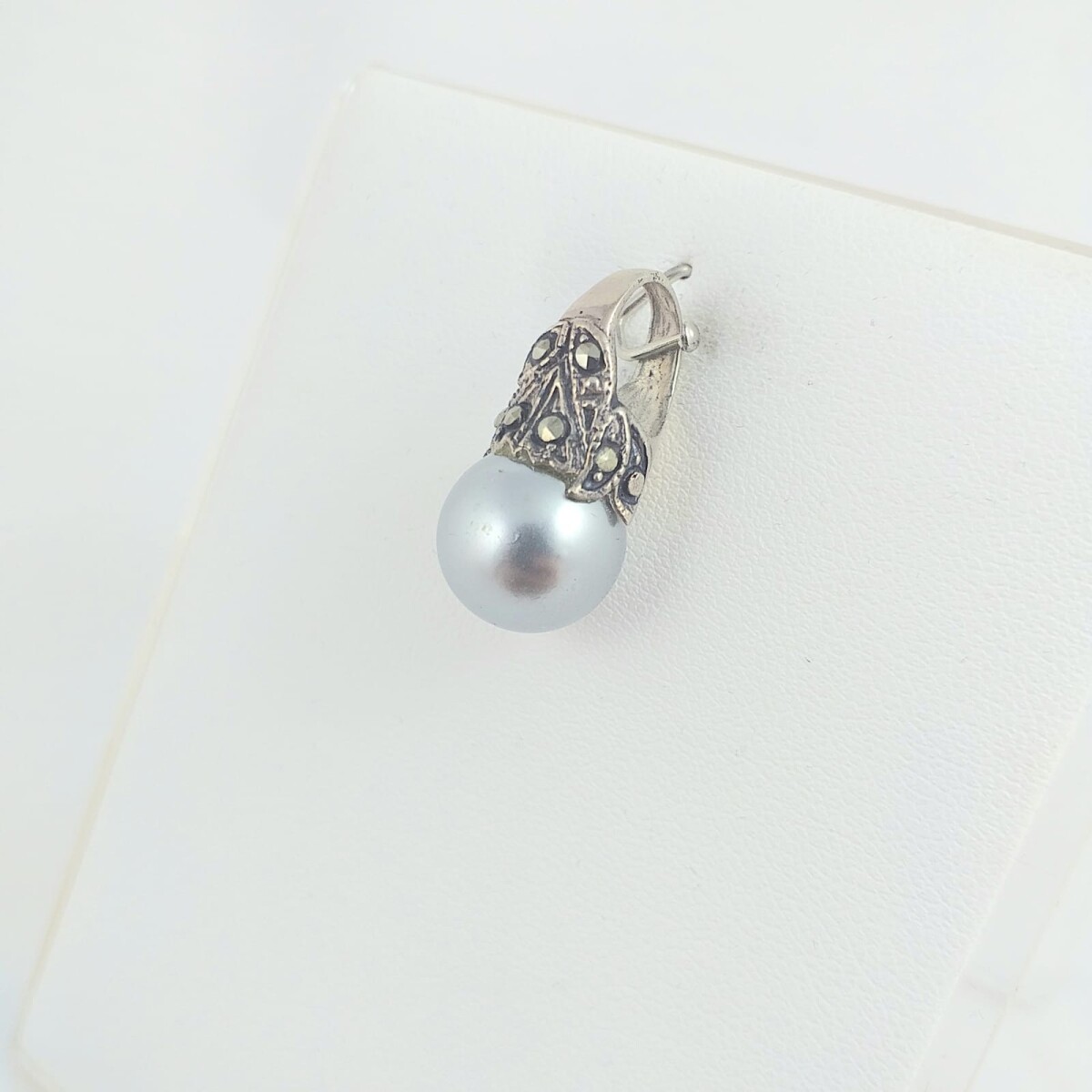 Dije de plata 925 modelo Lady Di, con perla de fantasía de 11mm, circonias incrustadas, largo 2.3cm. 