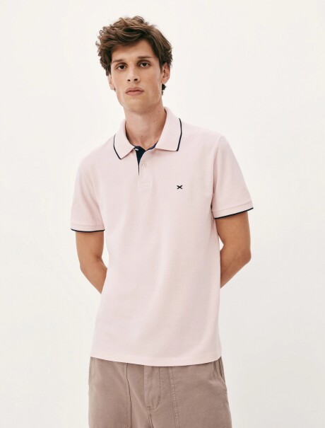 CAMISETA DE CUELLO CON BORDADO ROSADO