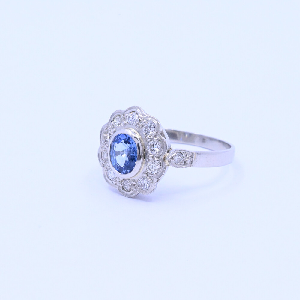 Anillo platino con brillantes y zafiro central. Anillo platino con brillantes y zafiro central.