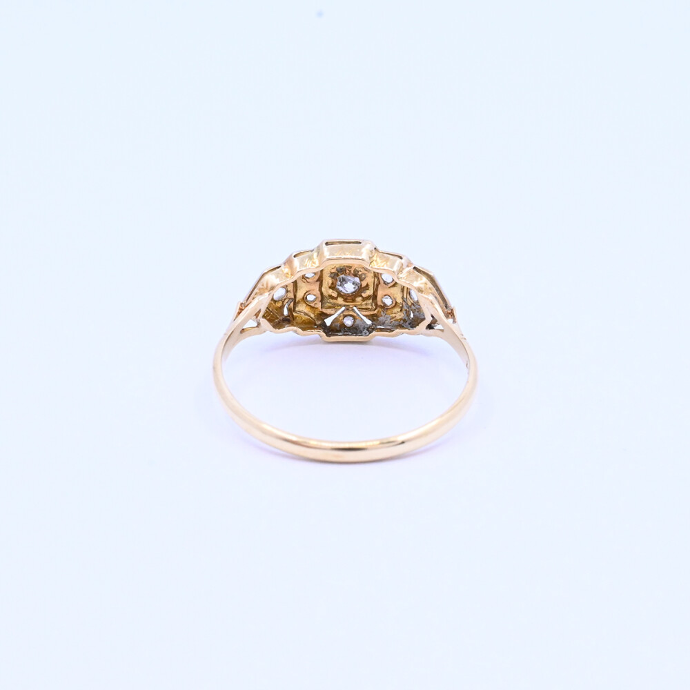 Anillo oro 18k antiguo con brillante central y diamantes. Anillo oro 18k antiguo con brillante central y diamantes.
