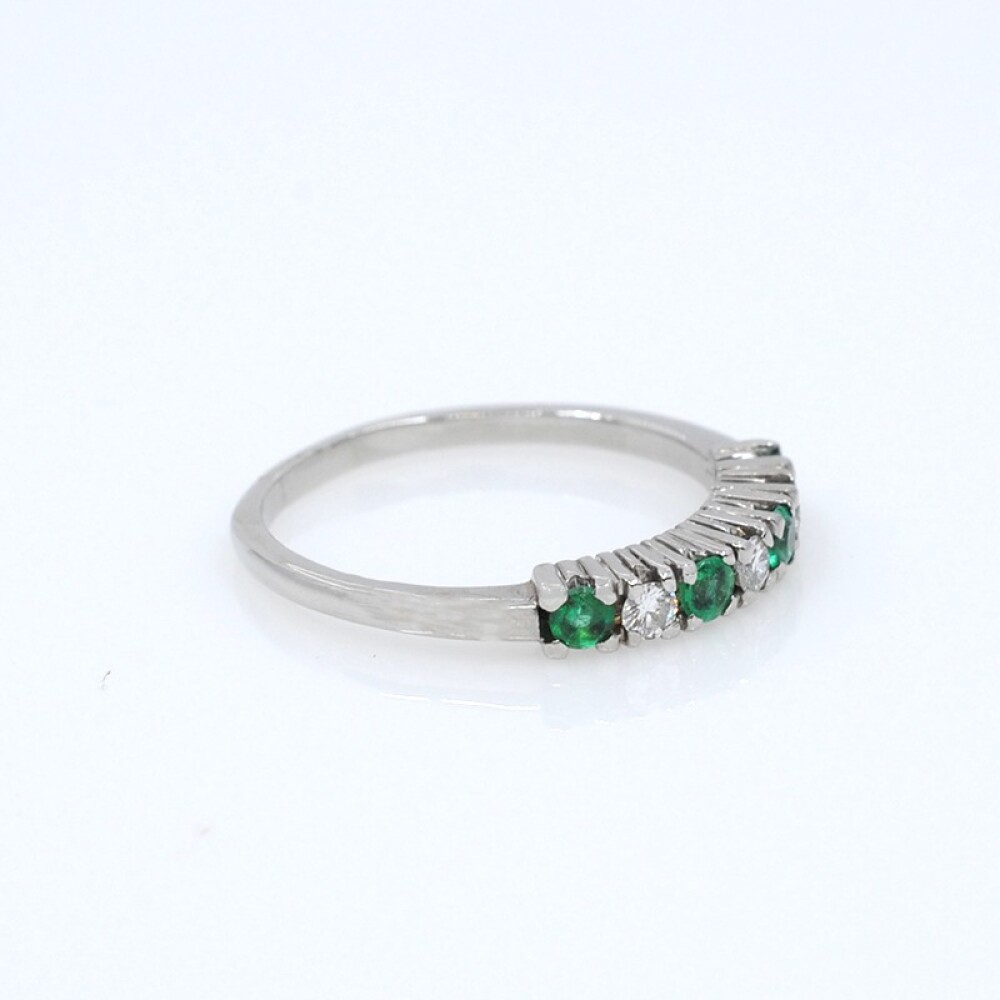 Anillo en oro 18k blanco esmeraldas y brillantes Anillo en oro 18k blanco esmeraldas y brillantes