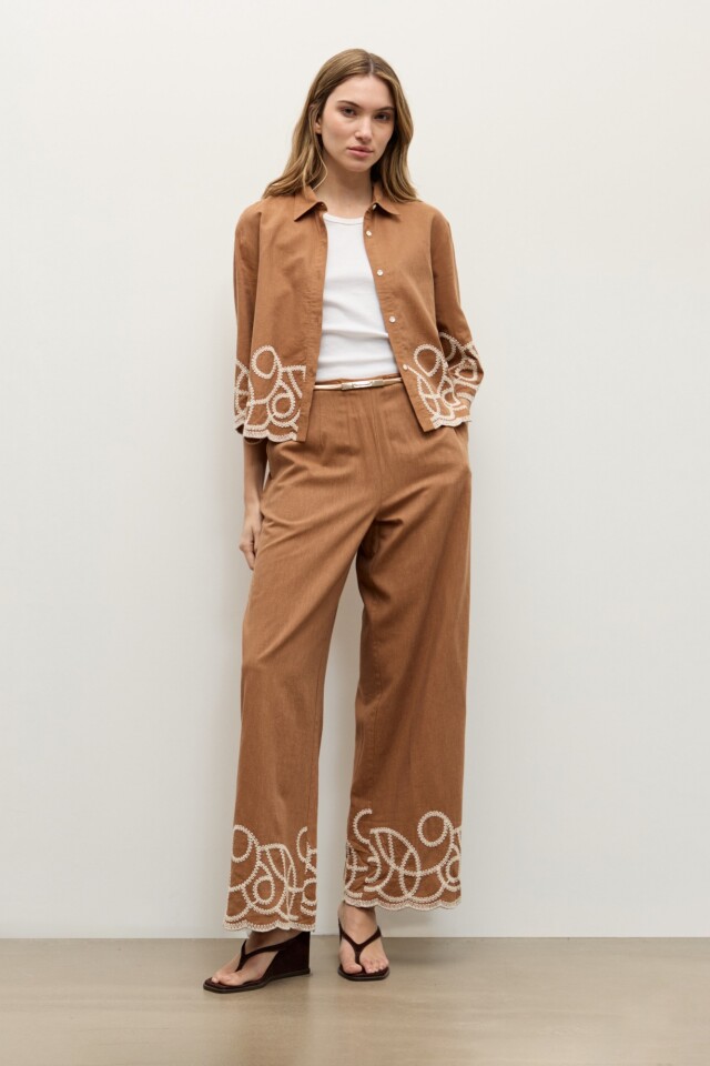 Pantalon recto bordado en contraste camel
