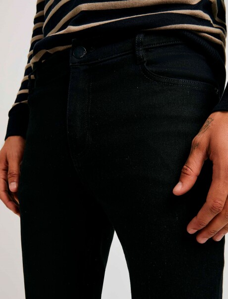 PANTALÓN DE JEAN SKINNY NEGRO