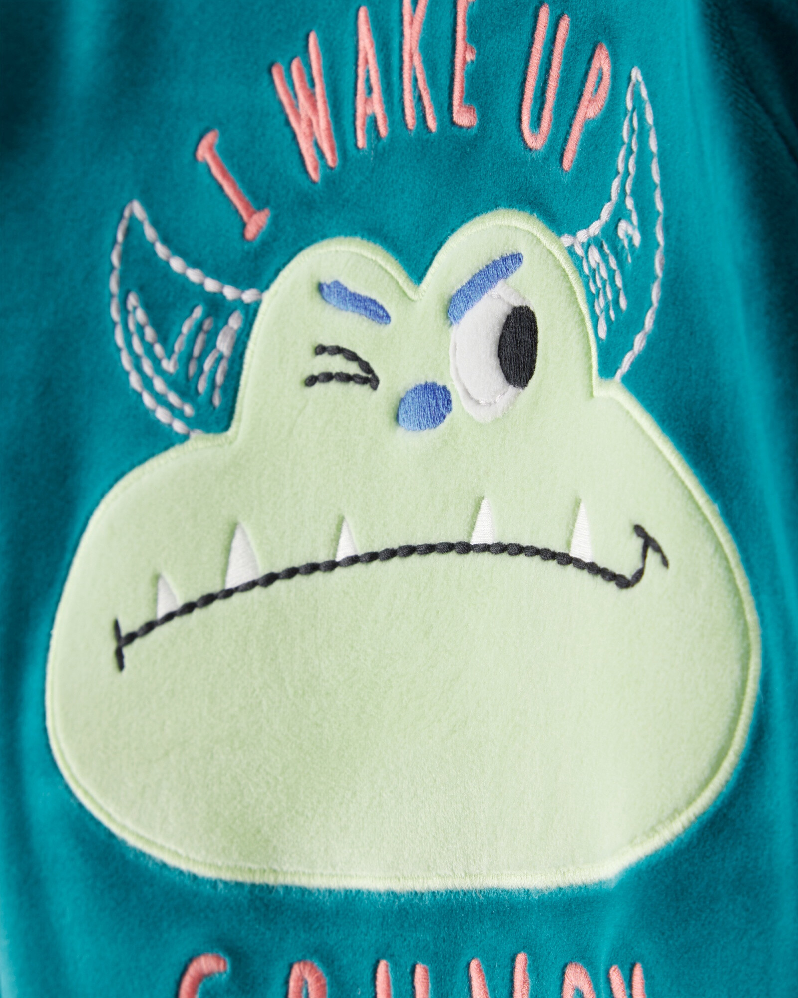 Pijama dos piezas de DreamPlush, remera y pantalón, diseño monstruos Sin color