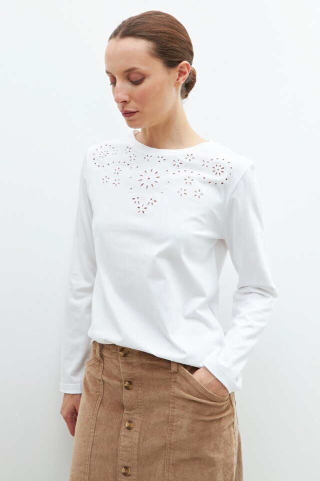 Remera con bordados calados blanco
