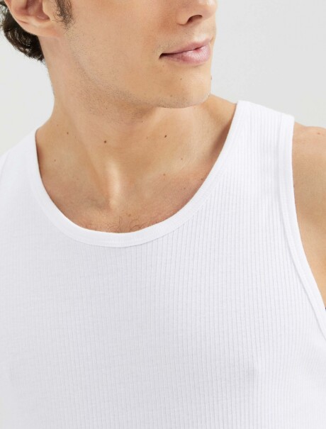 MUSCULOSA BÁSICA SLIM EN TELA ACANALADA BLANCO