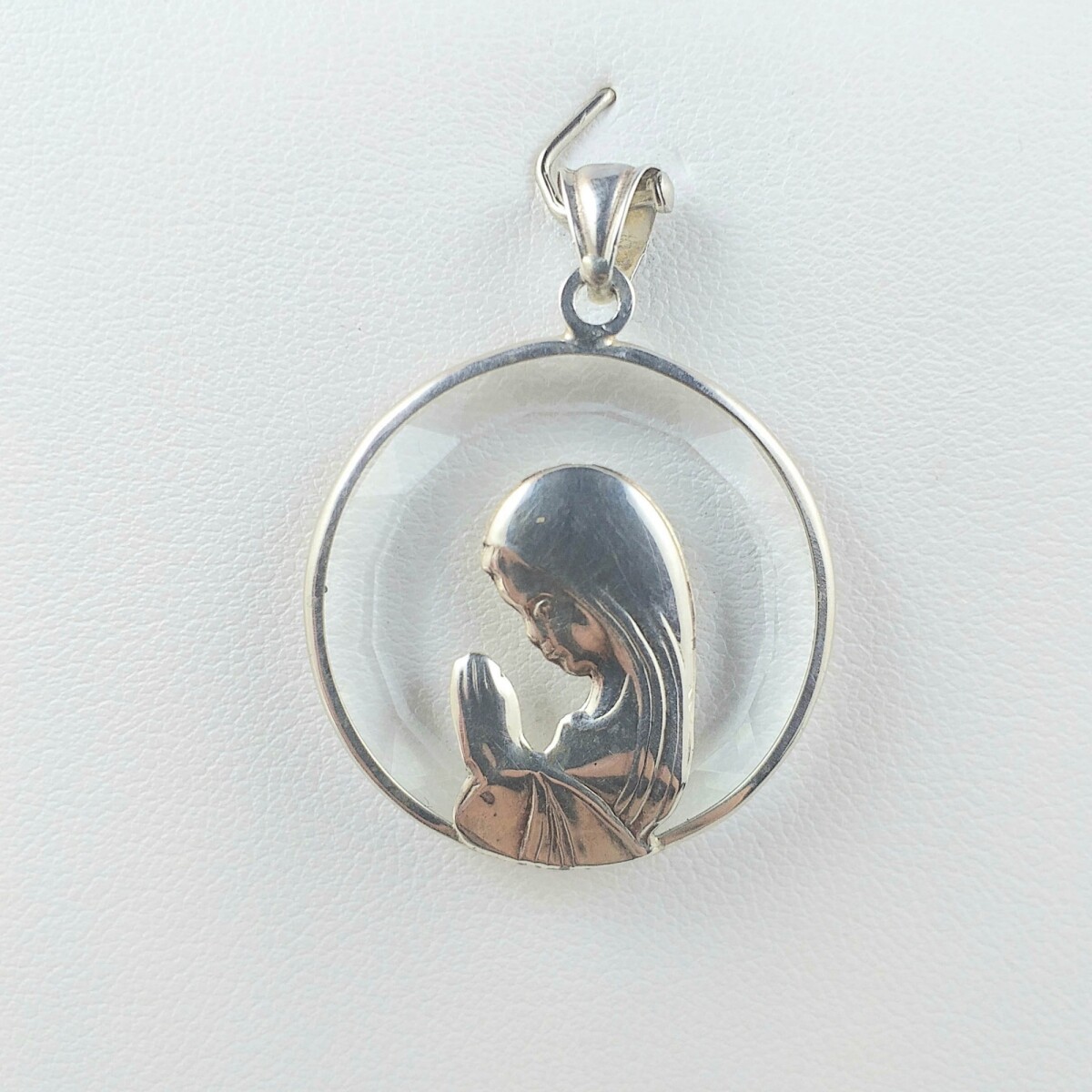 Medalla Virgen de cristal plata 925 diámetro 2.5 cm, alto 2cm, ancho 1.2 cm espesor 5mm. 