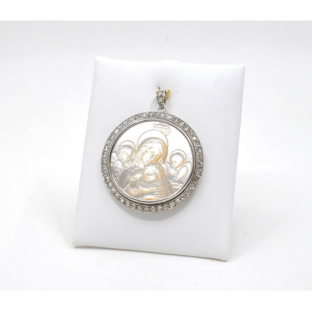 Medalla Estilo Antiguo En Platino Con Imagen Religiosa En Nácar Y Diamantes Medalla Estilo Antiguo En Platino Con Imagen Religiosa En Nácar Y Diamantes