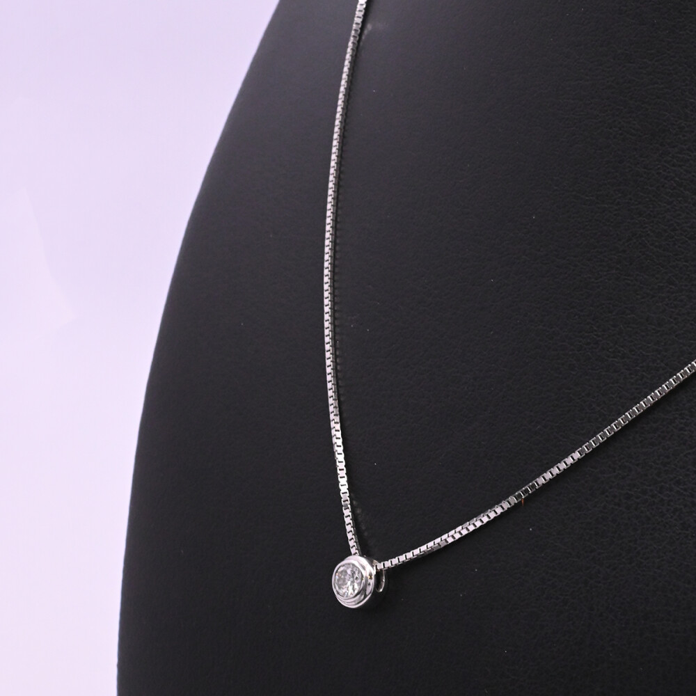 Colgante oro 18k blanco y brillante. Colgante oro 18k blanco y brillante.