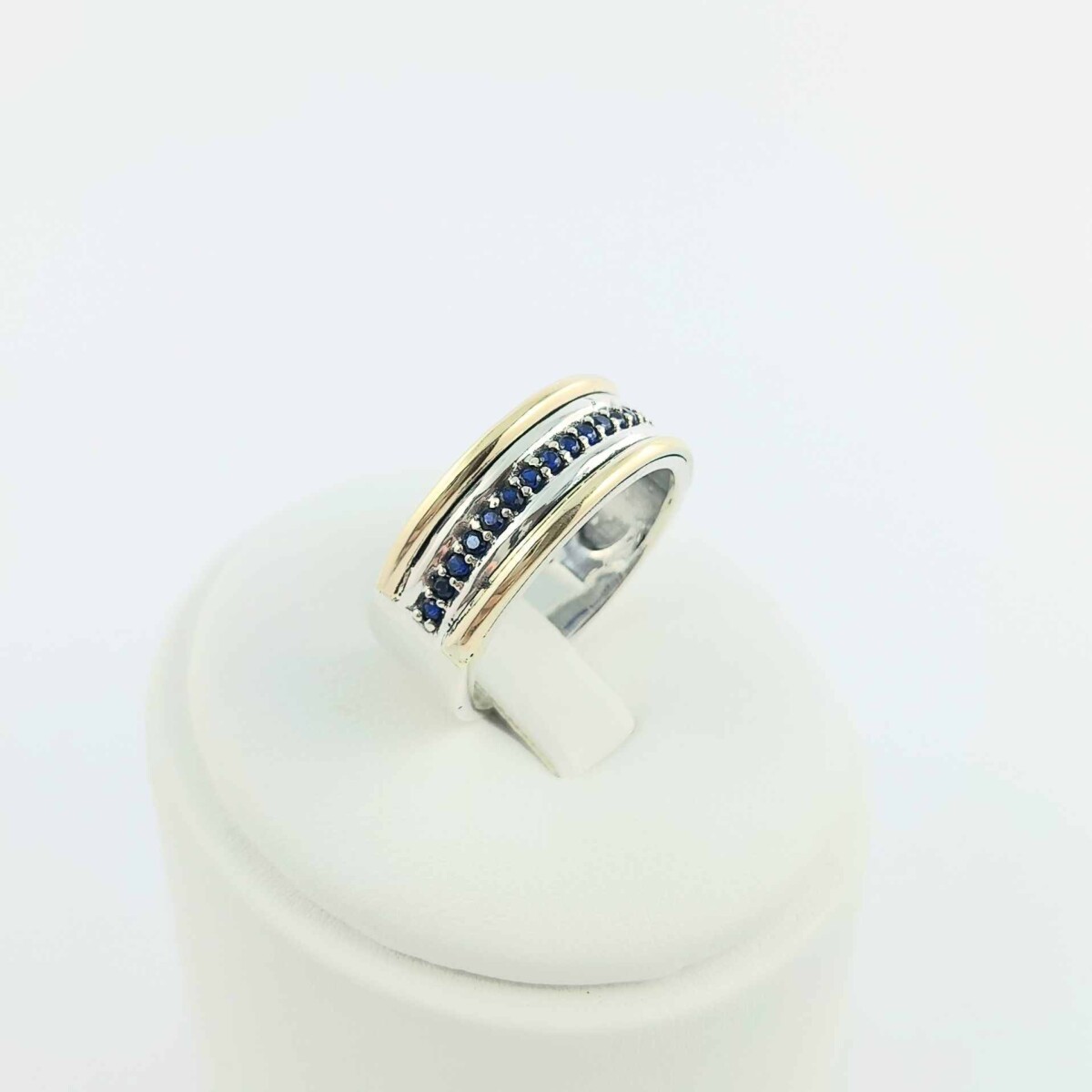 Anillo de Plata 925 con double de Oro 18k y Circonias azules. 