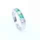 Anillo en oro 18k blanco con brillantes y esmeraldas. Anillo en oro 18k blanco con brillantes y esmeraldas.