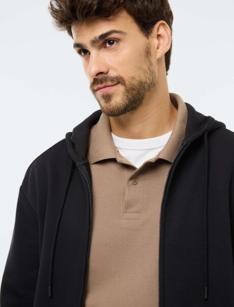 CHAQUETA BÁSICA REGULAR EN SUDADERA CON FORRO POLAR NEGRO