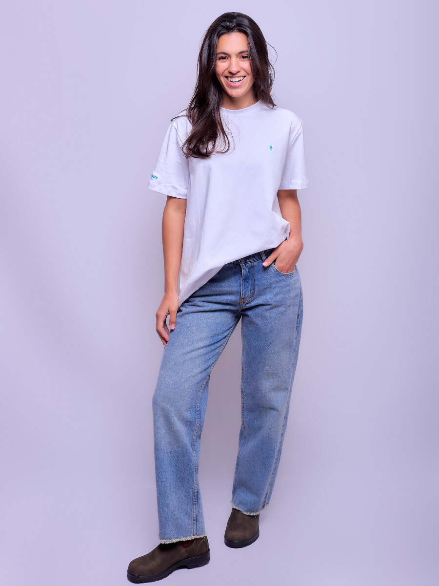 Remera Cerdeña - Blanca con logo celeste 