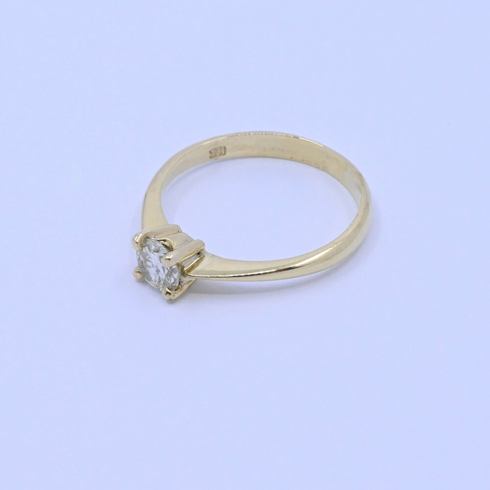 Anillo solitario oro 18k y brillante engarce 4 puntas. Anillo solitario oro 18k y brillante engarce 4 puntas.