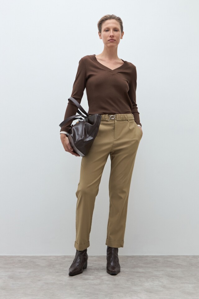 Pantalón con cinto tostado