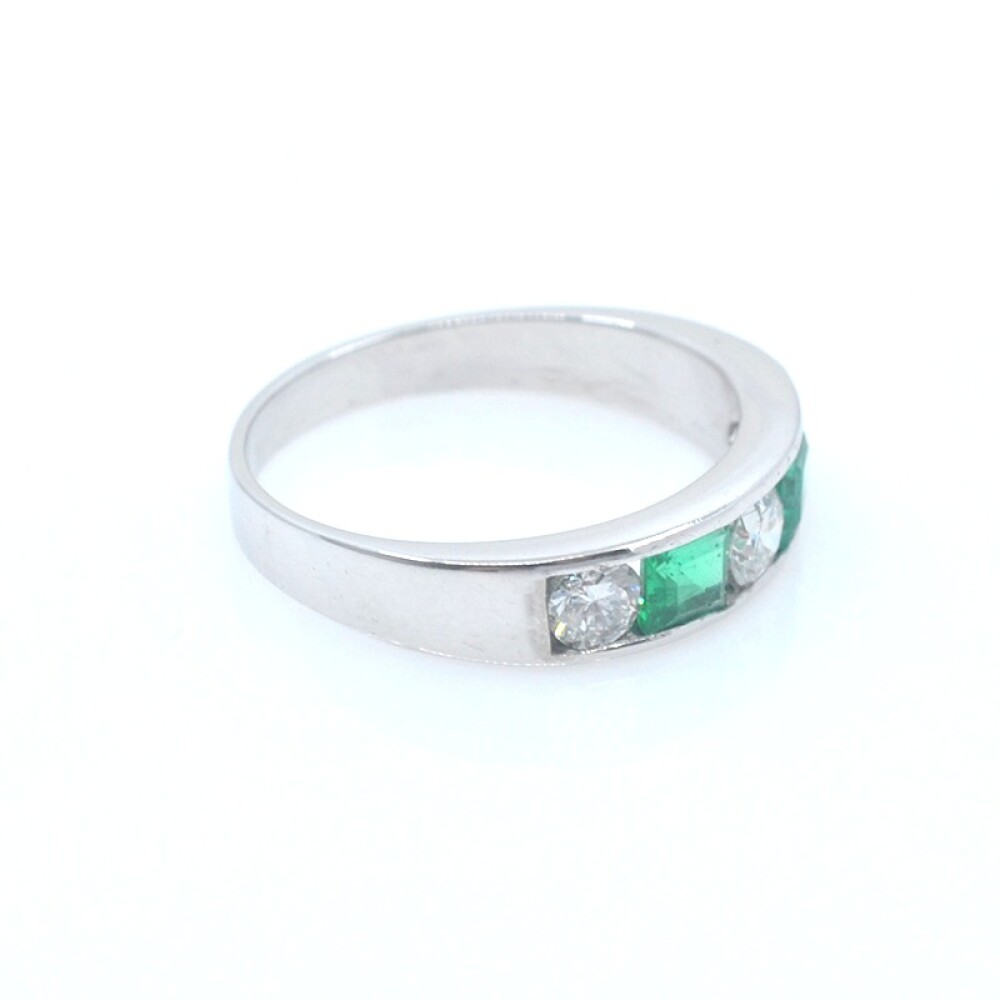 Anillo en oro 18k blanco con brillantes y esmeraldas. Anillo en oro 18k blanco con brillantes y esmeraldas.