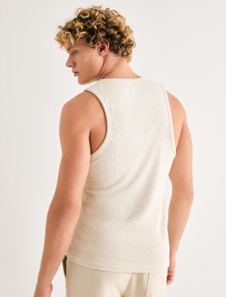 MUSCULOSA BÁSICA SLIM EN TELA ACANALADA BEIGE