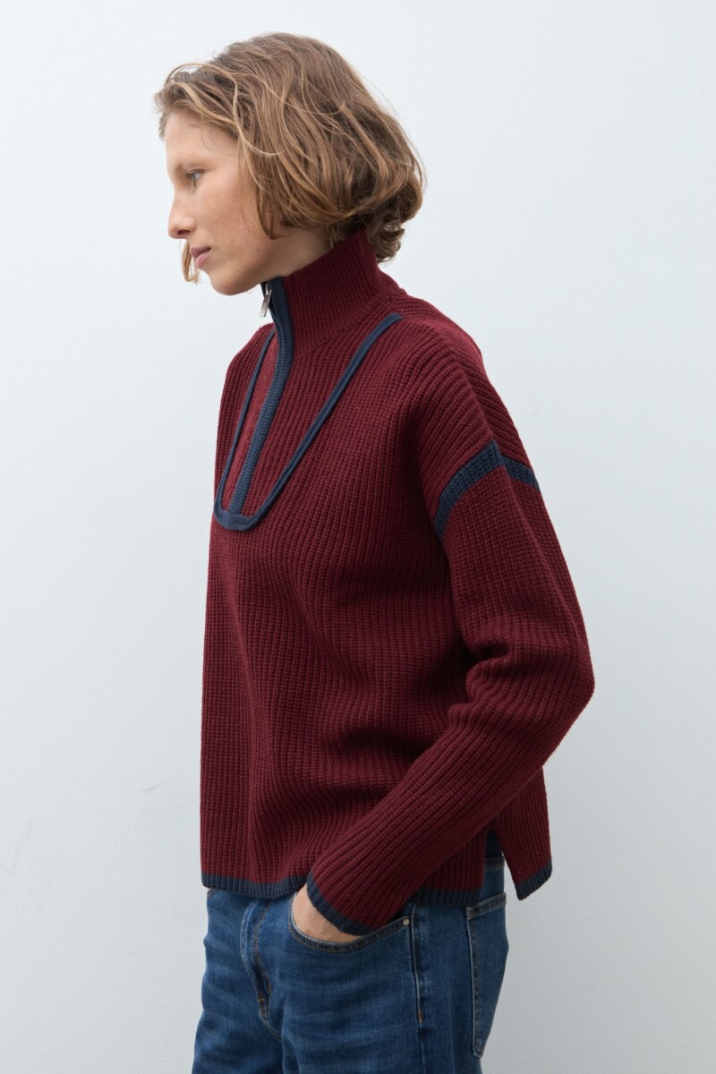 Sweater vivo en contraste bordo