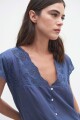 Blusa con broderie azul