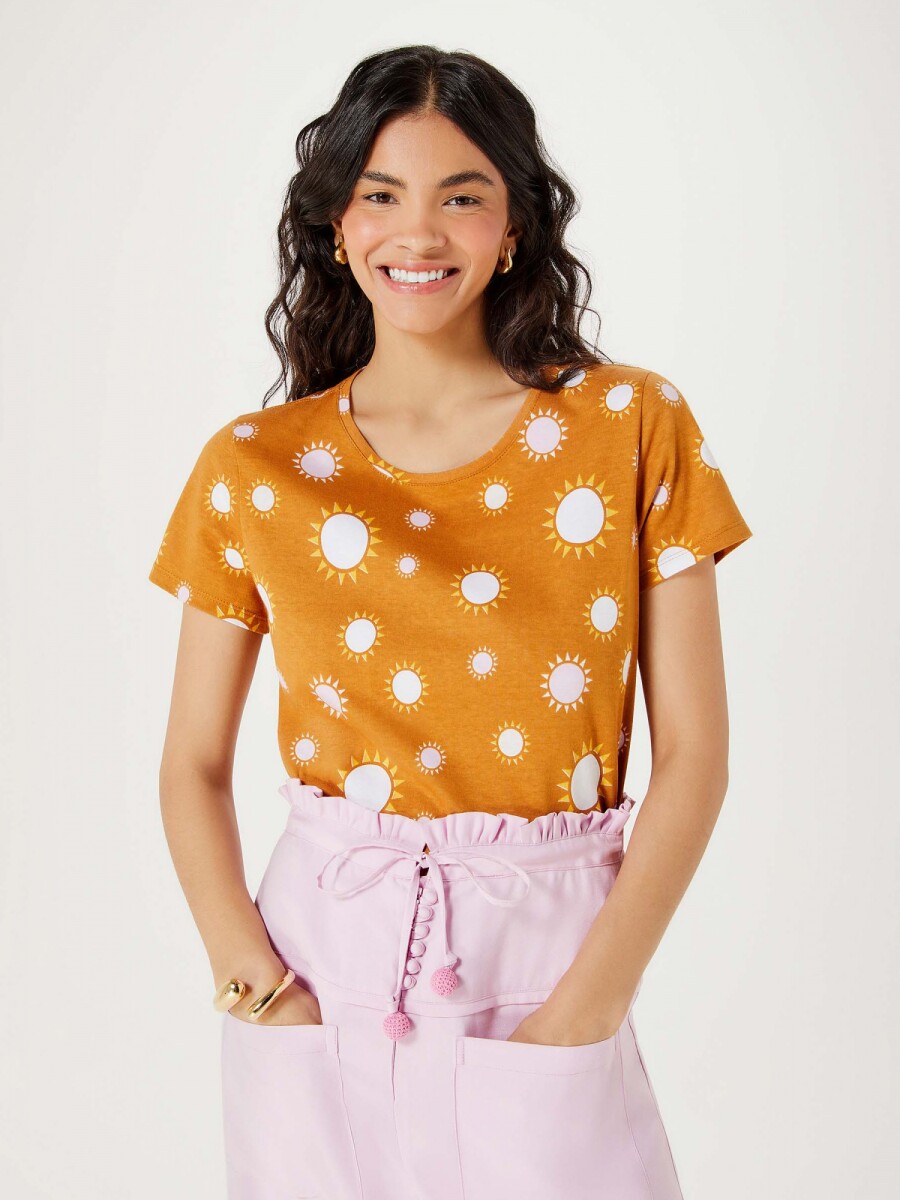 CAMISETA ESTAMPADA MODELO SLIM - NARANJA OSCURO 