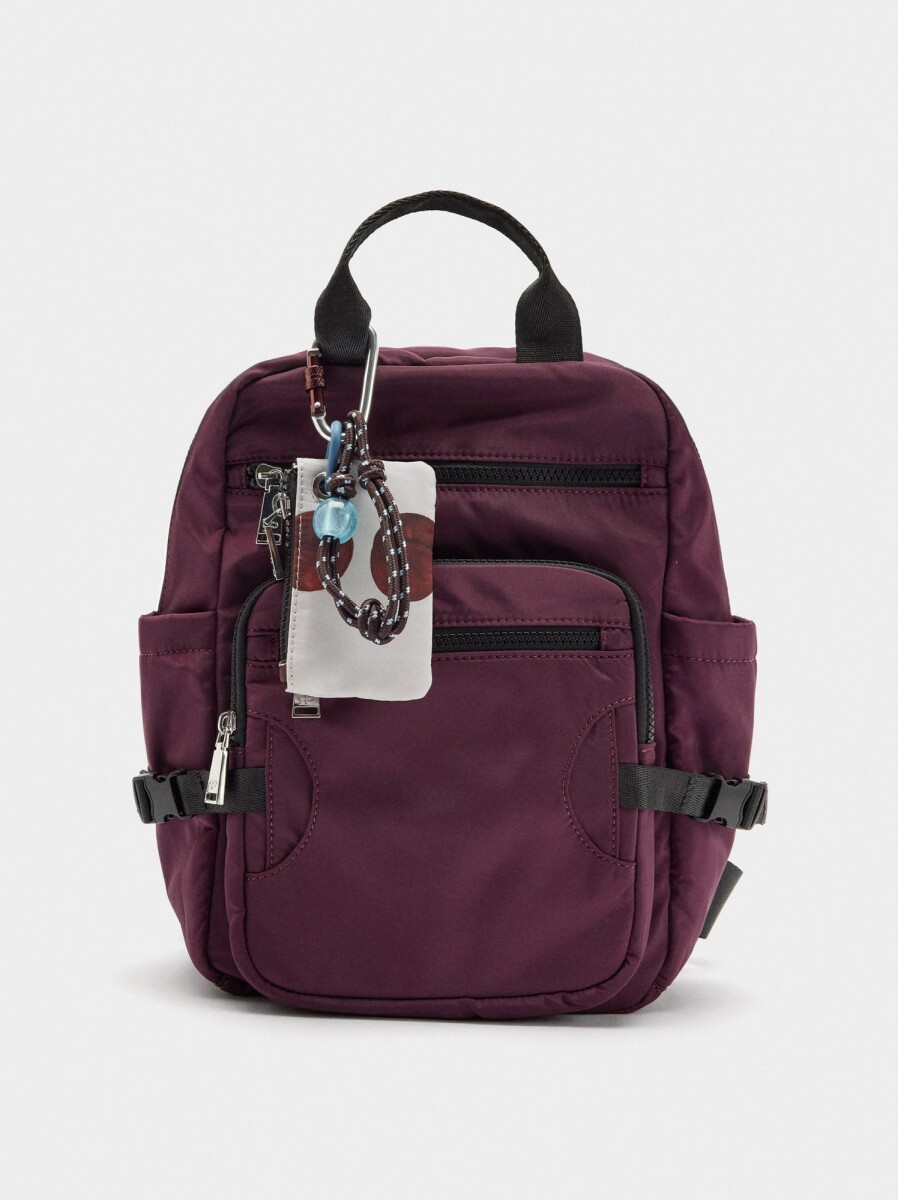 Mochila De Nylon Con Colgante - burdeos 