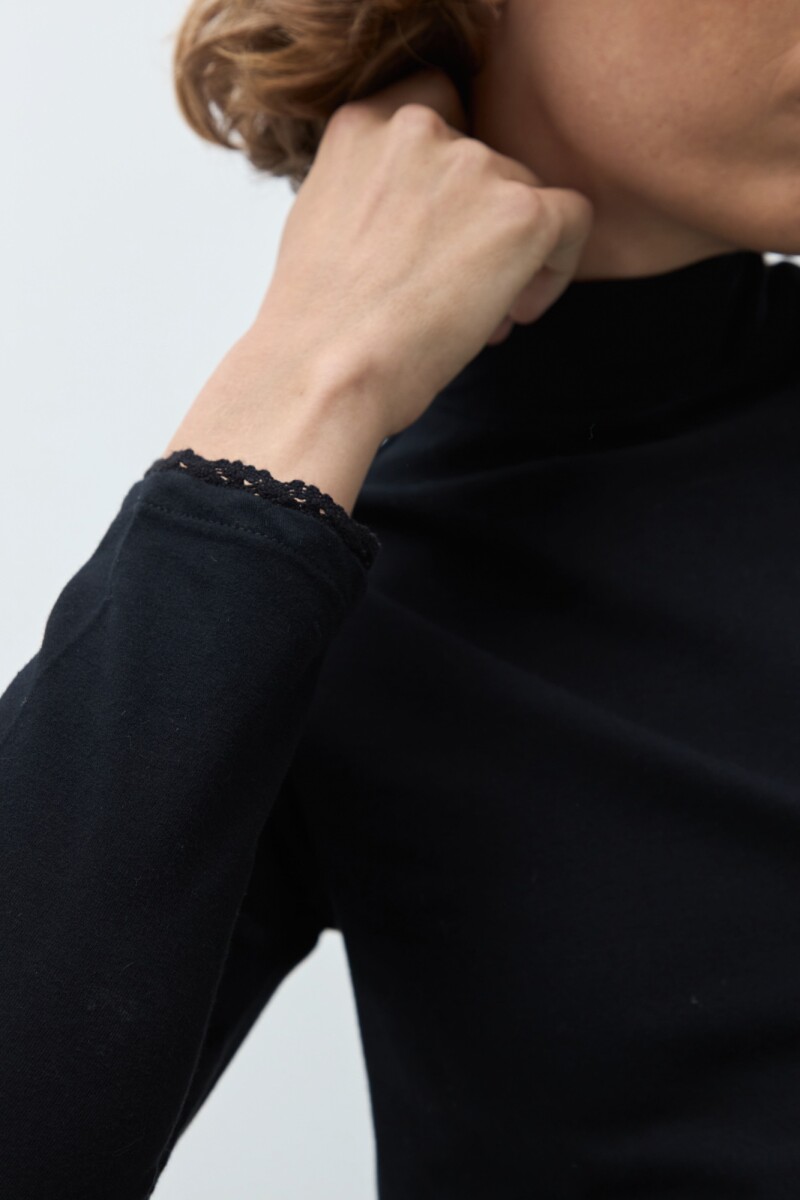 Remera puntilla en puños negro